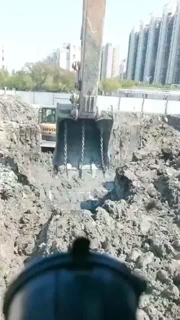 挖掘機挖濕土不粘斗的實用技巧 巧用鏈條解決粘附問題